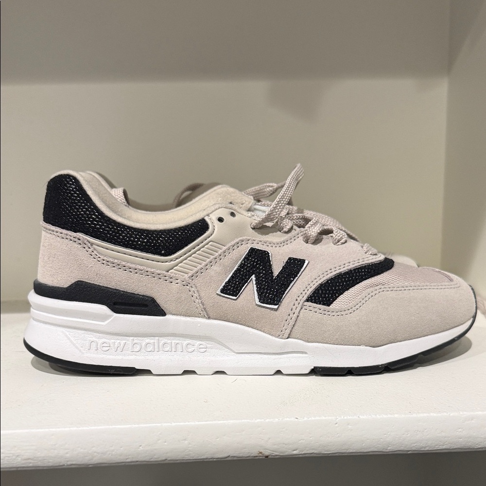 Women’s never worn New Balance 997H Cream and Black w/ silver sparkle